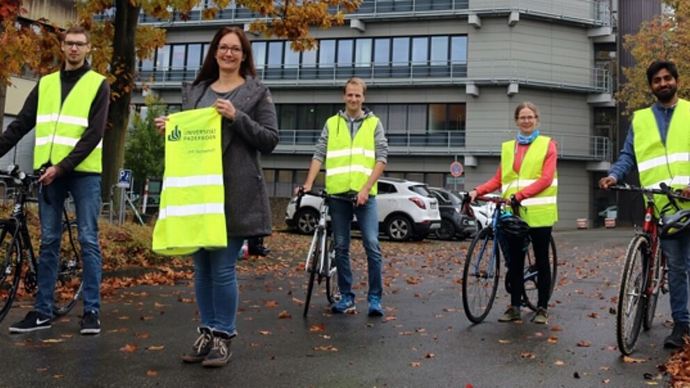 Foto (Heiko Appelbaum): Sandra Bischof, Leiterin der Gesunden Hochschule (2. v. l.), freut sich mit einigen Mitradelnden aus dem Uni-Team über den dritten Platz. V. l.: Sascha Trippel, Pascal Pissier, Meike Wohlleben und Akshay Verma.