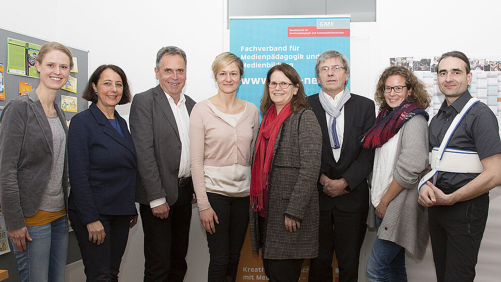 Foto (©Ulrike Schmid; Gruppenfoto, v. l. n. r.): Dr. Friederike von Gross (Universität Bielefeld), Renate Röllecke (Stv. GMK-Geschäftsführung), Jürgen Lauffer (GMK-Geschäftsführer), Jugendministerin Christina Kampmann, Prof. Dr. Dorothee M. Meiste