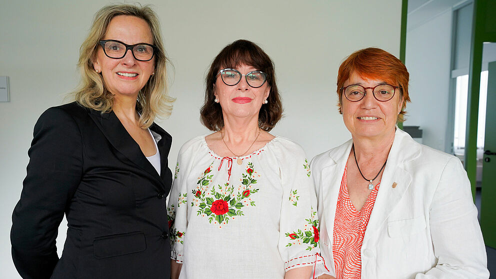 In der Mitte Prof. Dr. Kateryna Karpenko, rechts Universitätspräsidentin Prof. Dr. Birgitt Riegraf und links Prof. Dr. Ruth Hagengruber, Leiterin des „Center for the History of Women philosophers and Scientists“ der Universität Paderborn. 