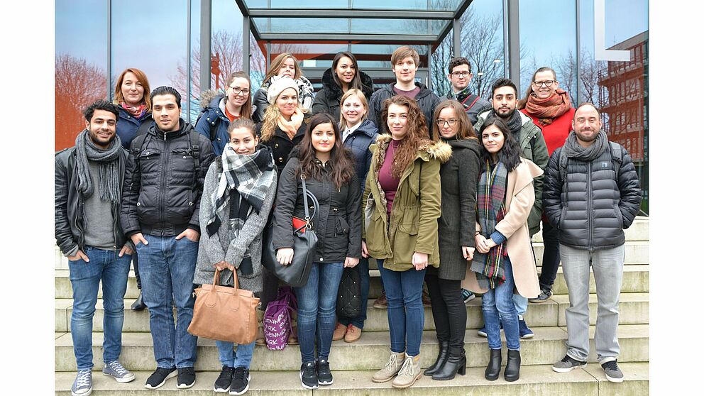 Foto (Julia Lerius): Das Projektteam: Leonie Loszycki, Begüm Demirci, Jens Jacobs, Marvin Hold, Tanja Becker, Maximilliane Sokolowsky, Jana Reska, Ganna Zabolotnia, Serdar Hassan, Maria Robaszkiewicz, Soheil Natawan, Salih Kilic, Julya Gündüz, Yasemin 