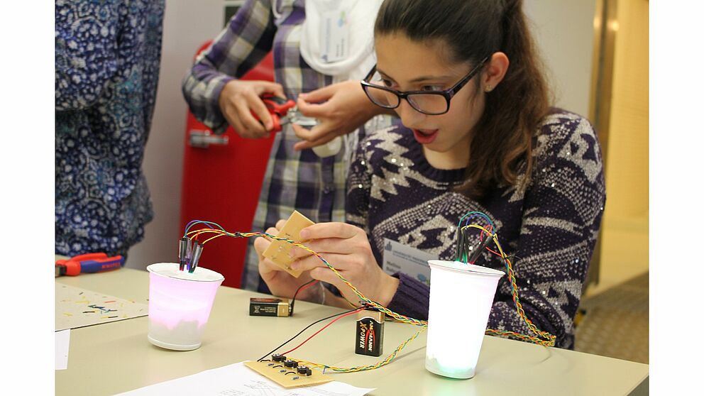 Foto (Universität Paderborn): Schülerinnen experimentieren während der Frühlings-Uni.